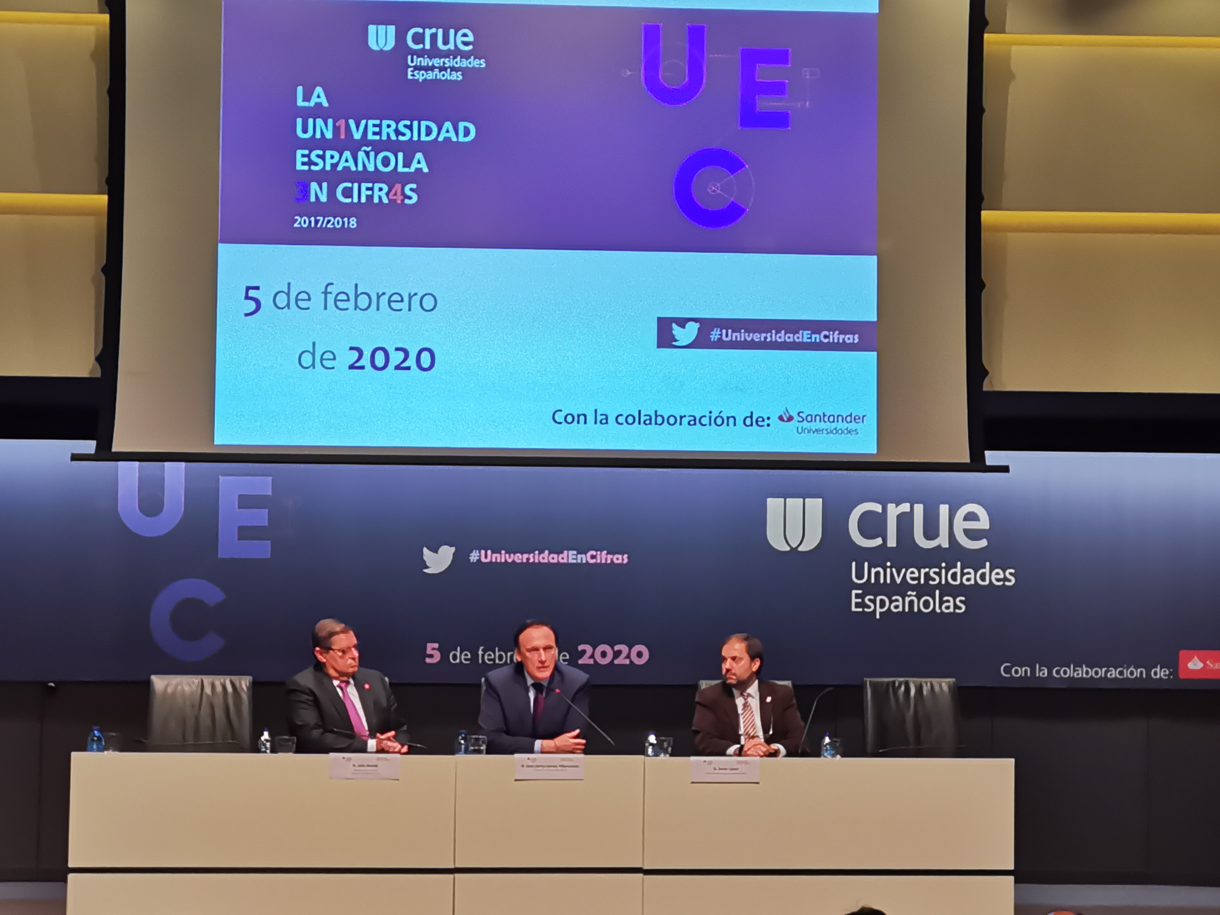 El presidente de Crue-Gerencias y rector de la Universidade da Coruña, Julio Abalde; el presidente de Crue Universidades Españolas y rector de la Universidad de Córdoba, José Carlos Gómez Villamandos, y el director de Impacto Social de Santander Universidades, Javier López