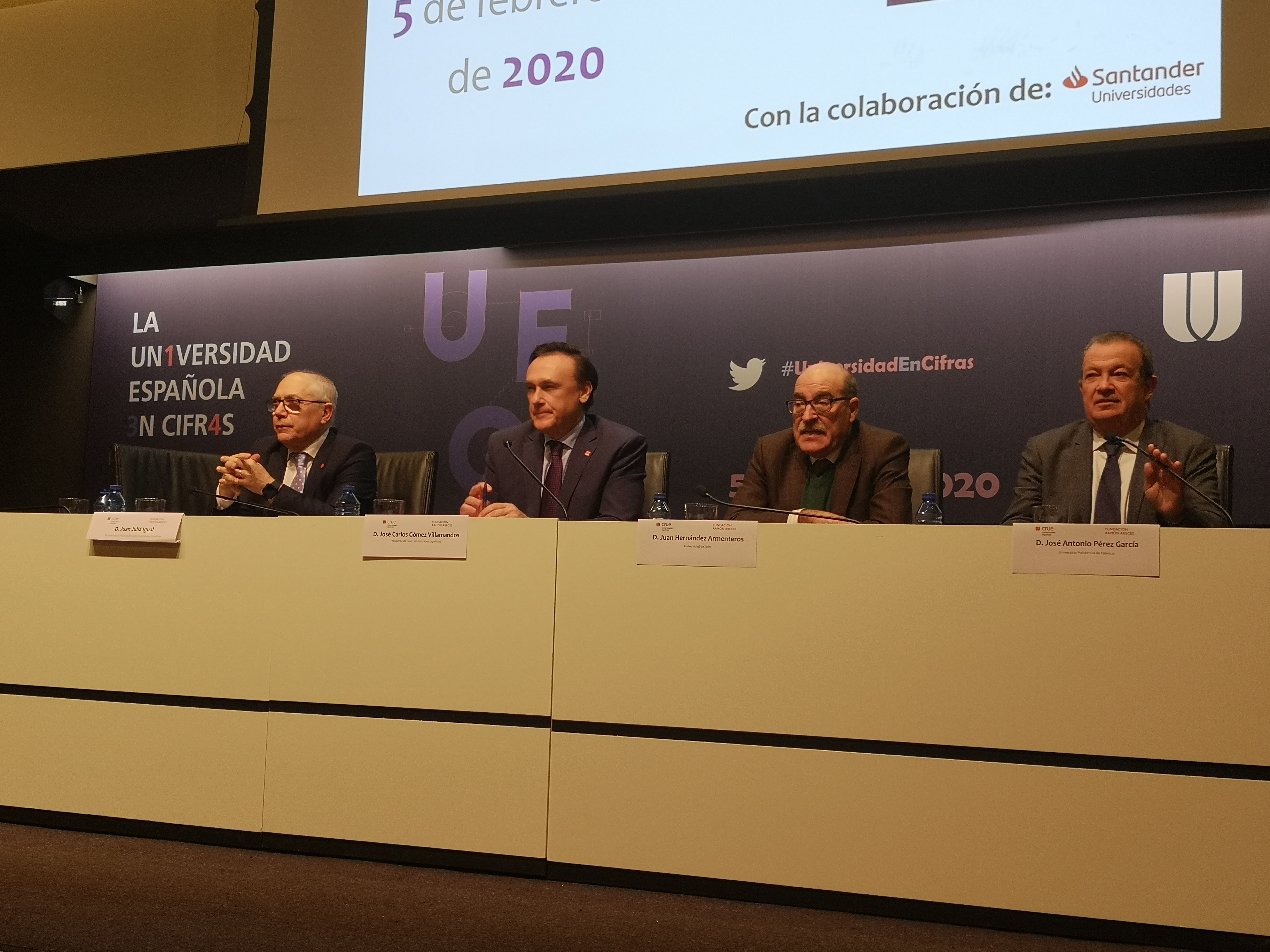 El vicepresidente adjunto de Crue Juan Julià, encargado de presentar este documento; el presidente de Crue Universidades Españolas y rector de la Universidad de Córdoba, José Carlos Gómez Villamandos, y los directores del informe, Juan Hernández Armenteros (Universidad de Jaén) y José Antonio Pérez (Universitat Politècnica de València)