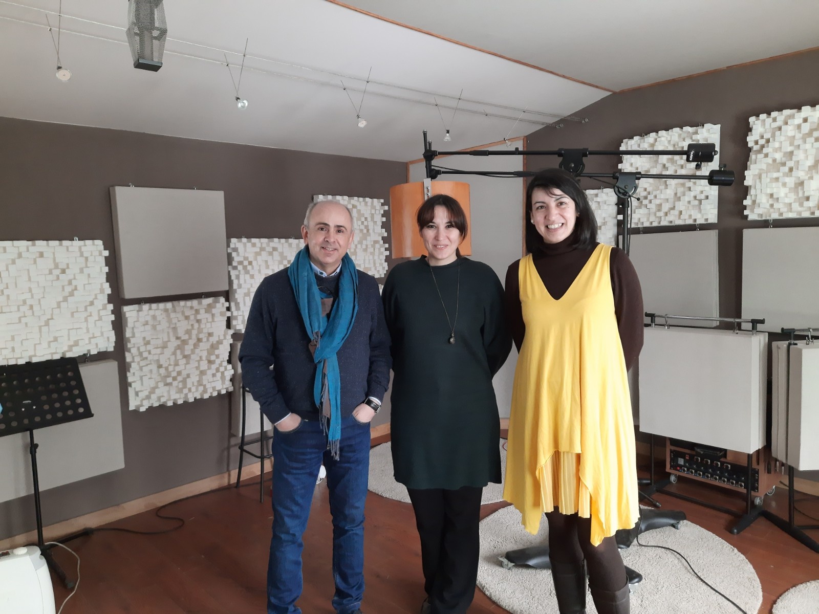 Eugenia Boix, en el centro, junto a los investigadores./Foto cedida.