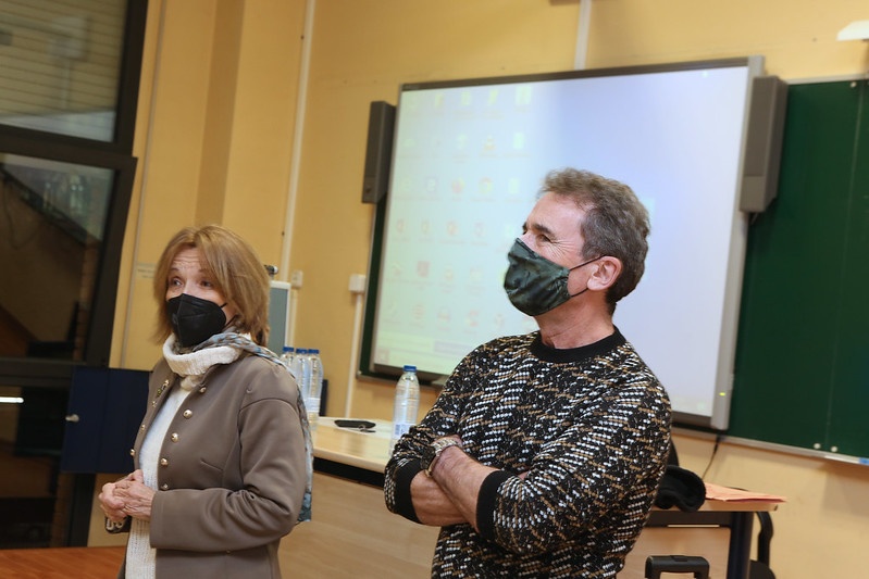 La coordinadora del Máster de Cine, Mercedes Miguel, y Santiago Tabernero, antes del inicio del seminario