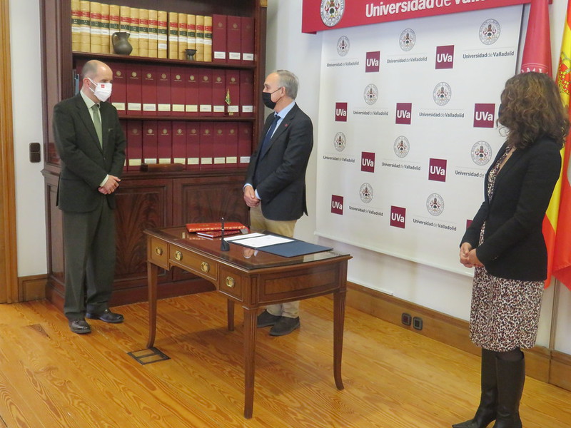 Carlos Alberola (izquierda) junto al Rector de la UVa y la secretaria general en su toma de posesión como director de la ETS de Ingenieros de Telecomunicación