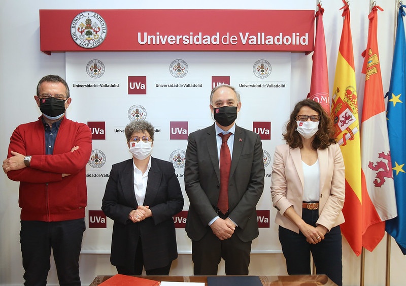 De izquierda a derecha, José Antonio Sanz Gómez (ex decano), Valle Santos Alvarez (decana), José Antonio Largo Cabrerizo (rector) y Helena Villarejo (secretaria general)