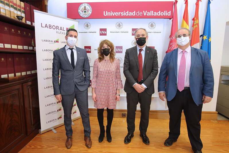 Juan Alberto Voaces (Laboral Kutxa), Eva Morón García (Laboral Kutxa), Antonio Largo (Rector) y José A. Salvador Insúa (Decano de la Facultad de Comercio)