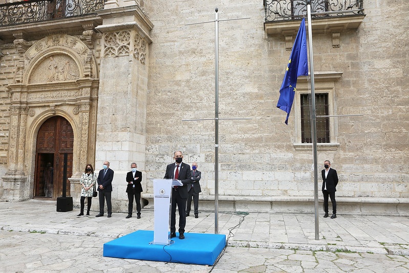 Acto solemne del izado de la bandera de Europa en el Palacio de Santa Cruz