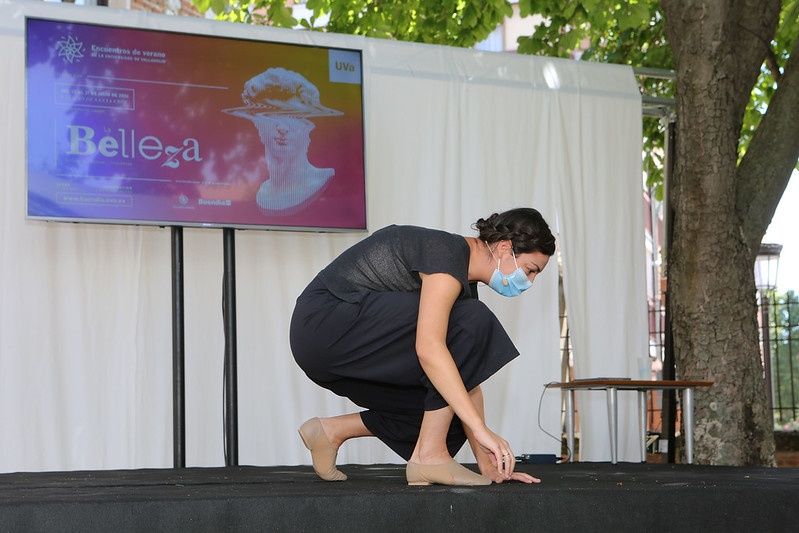 Elisa López, directora del Ballet Español UVa, impartiendo un taller a los asistentes