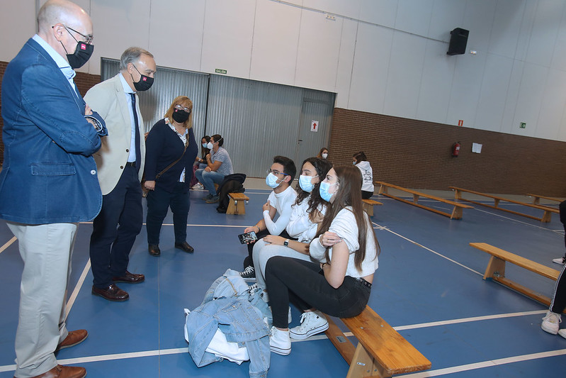 El rector de la UVa, Antonio Largo Cabrerizo, acompañado del decano de la Facultad de Educación, Mariano Rubia, conversa con estudiantes que han recibido la vacuna