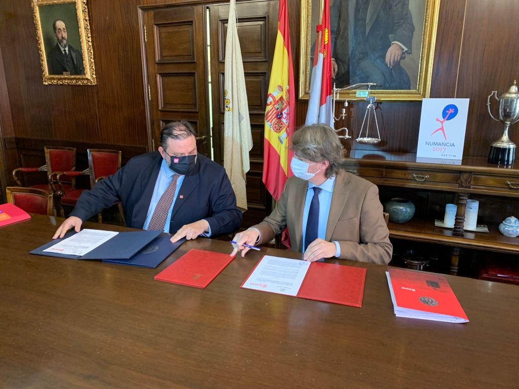 El vicerrector del Campus de Soria y el alcalde del Ayuntamiento de Valladolid durante la firma del convenio