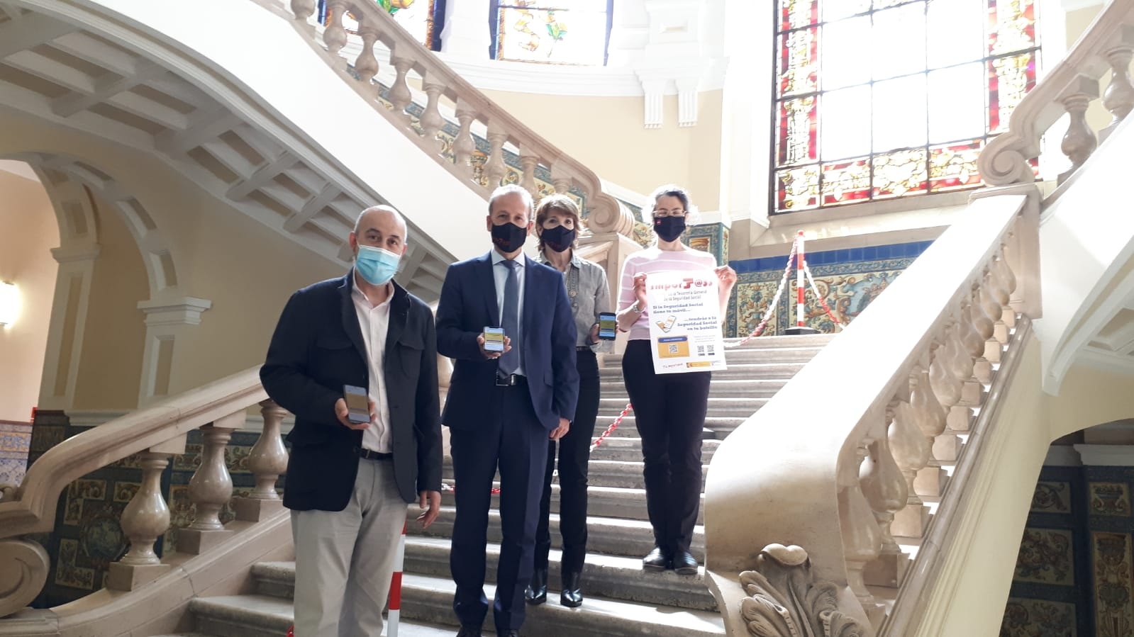 Se adjunta igualmente la fotografía en la que aparecen de izquierda a derecha: Laurentino Dueñas Herrero, profesor de Derecho del Trabajo y de la Seguridad Social; Jerónimo González Clavero, director provincial de la TGSS de Valladolid; Mª Concepción Díaz Llano, asesora técnica de la Dirección Provincial de la Tesorería General de la Seguridad Social en Valladolid, y Noemí Serrano Argüello, profesora de Derecho del Trabajo y de la Seguridad Social