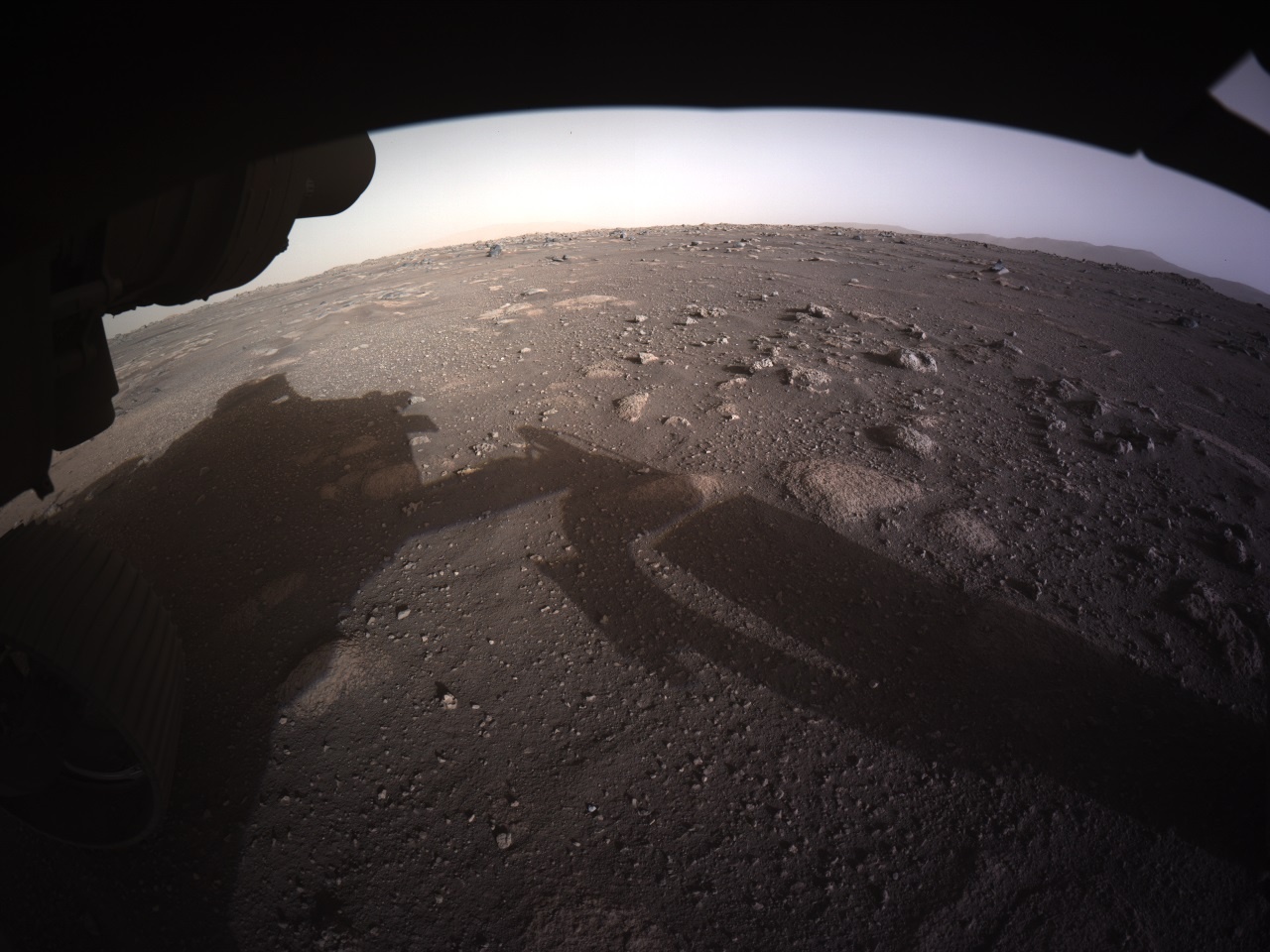 Esta es la primera imagen en color de alta resolución enviada por Hazard Cameras (Hazcams) en la parte inferior del rover Perseverance Mars de la NASA después de su aterrizaje el 18 de febrero de 2021.