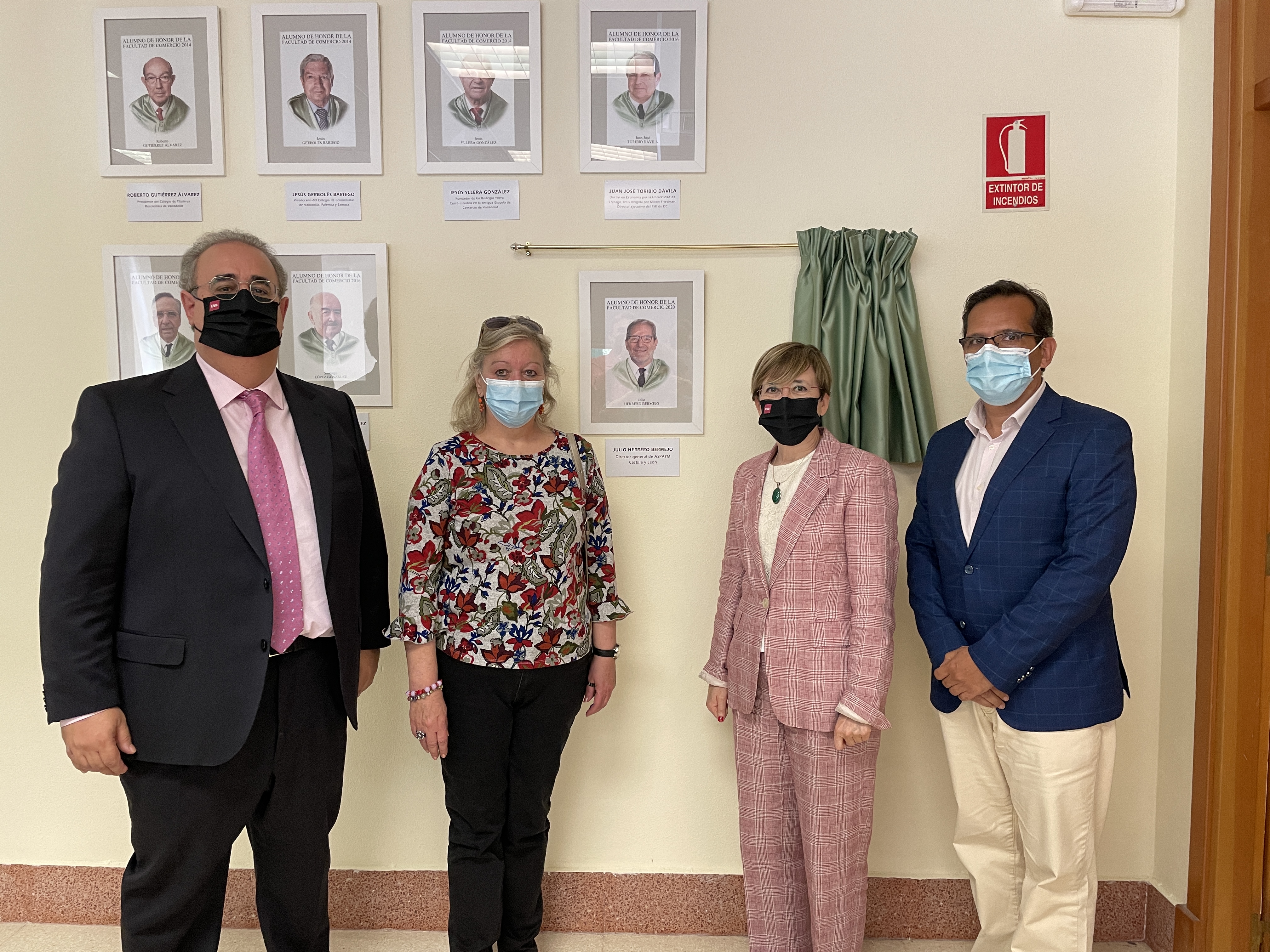 De izquierda a derecha, Salvador Insúa, María del Henar Alonso, Rosalba Fronteriz y Augusto Cobos, durante el acto celebrado en la Facultad de Comercio