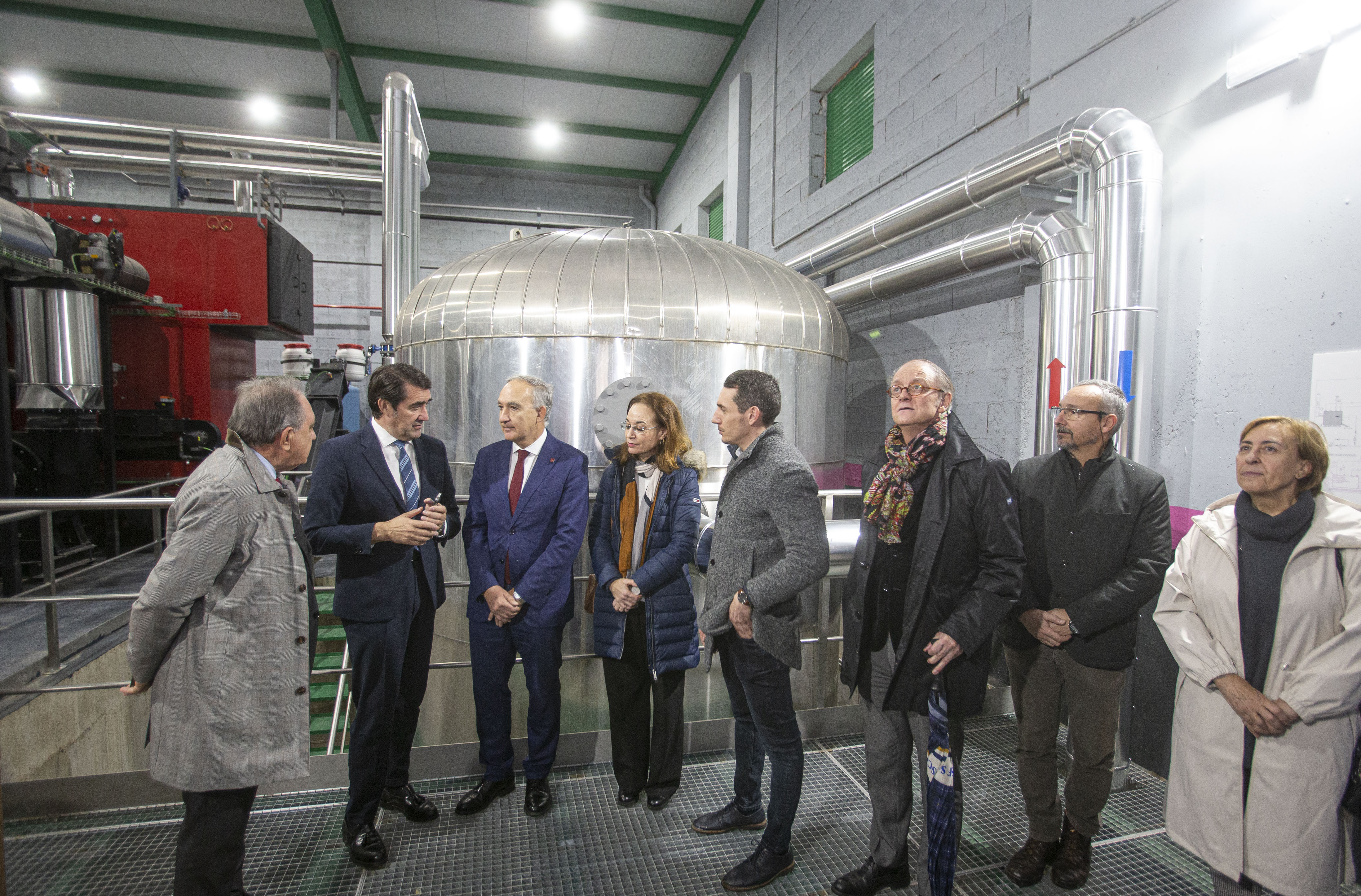 El rector de la Universidad de Valladolid, Antonio Largo, y el consejero de Medio Ambiente, Juan Carlos Suárez-Quiñones, han inaugurado oficialmente este martes, 20 de diciembre, la red de calor con biomasa en el Campus de Palencia