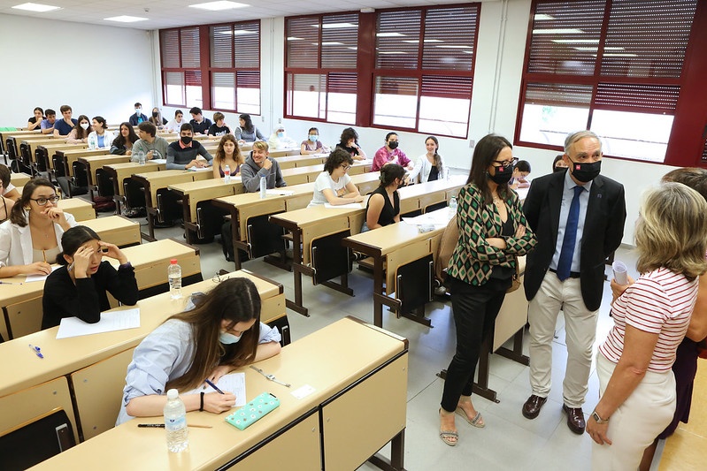 El Rector de la UVa, Antonio Largo, y la vicerrectora de Estudiantes y Empleabilidad, Cristina de la Rosa, acudieron al Aulario Esgueva para comprobar que la prueba se estaba desarrollando con normalidad.