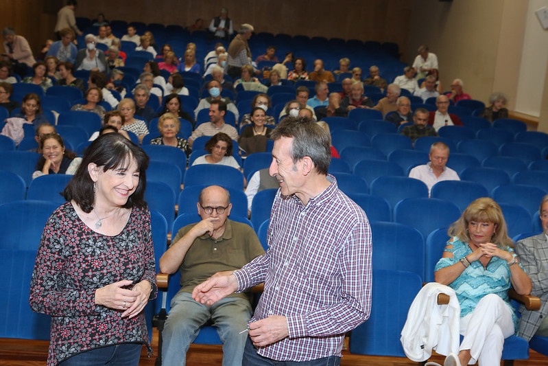 La periodista Angélica Tanarro junto a Javier Castán, director de la Cátedra de Cine de la UVa, antes de la presentación de "UVa CineClub"