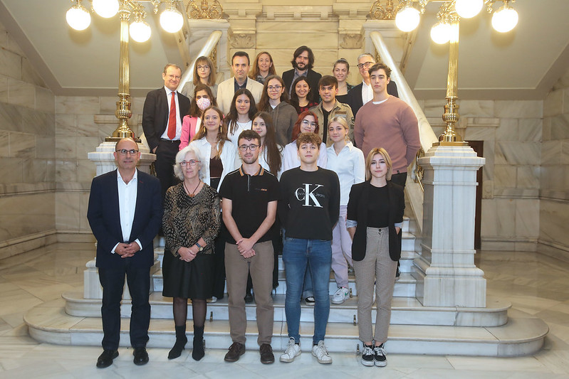 Foto de familia de los finalistas y premiados. En primera línea, de izquierda a derecha, Luis Ángel Vélez Santiago, Esperanza Alarcia y los ganadores del concurso