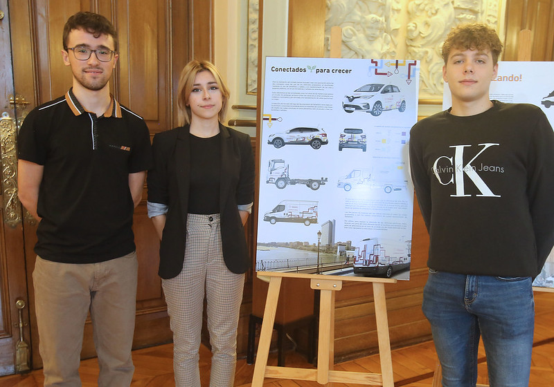 Los estudiantes de Ingenierías Industriales Carla Alvarez parras, Héctor de Pablo Pascual y Alfredo Porro Andrés, ganadores del concurso