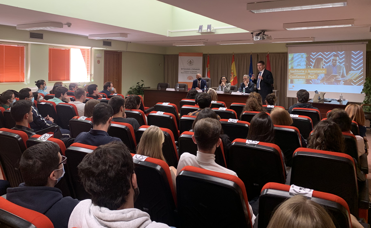 Socios de Pwc durante el acto de clausura de las Jornadas de Orientación Profesional
