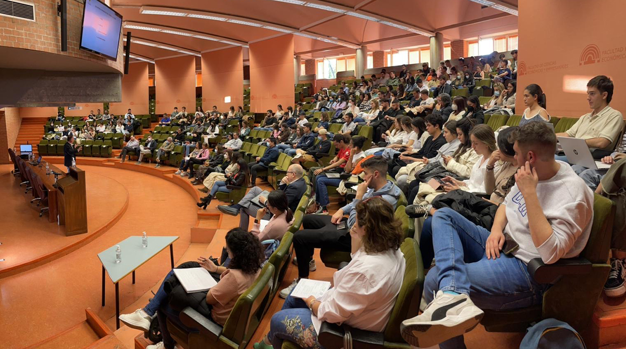 Más de 160 participantes acudieron al segundo Econoloquio con la conferencia de Juan Manuel Guimeráns, gerente de la Sociedad Mixta de Turismo de Valladolid