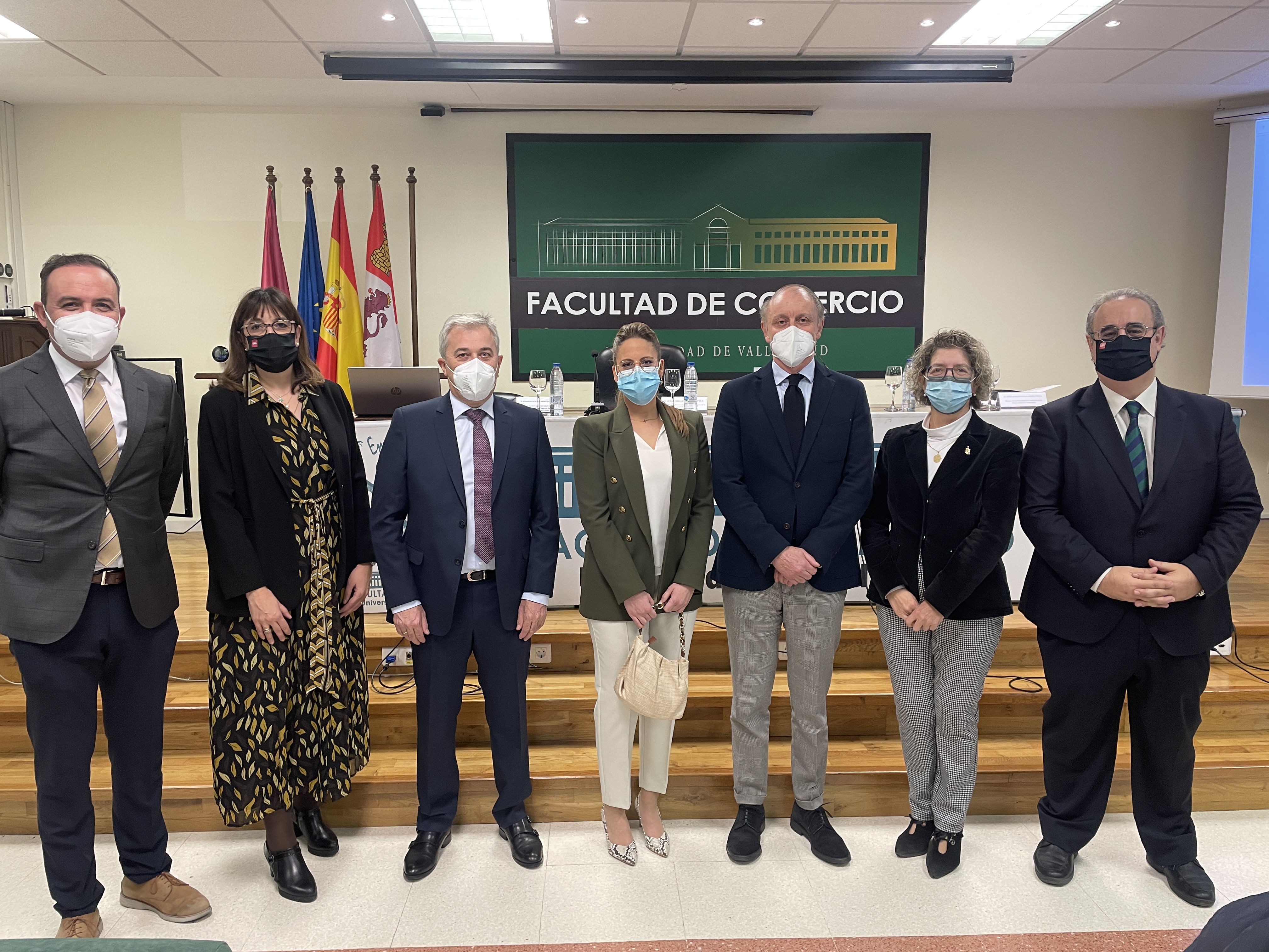 Foto de familia : María Vergara (centro), adjunta a la dirección de la empresa, quien ha recibido el premio, junto a las autoridades que han acudido al acto
