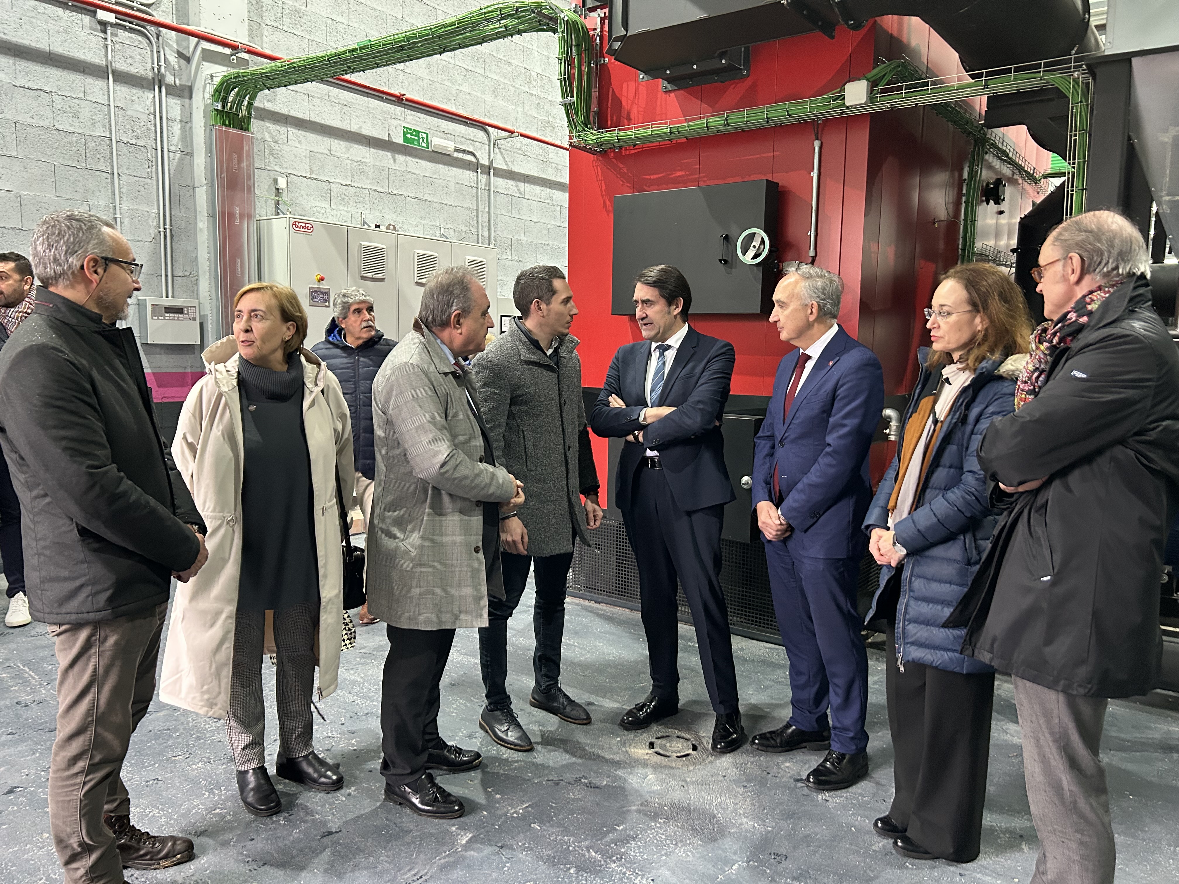 El rector de la Universidad de Valladolid, Antonio Largo, y el consejero de Medio Ambiente, Juan Carlos Suárez-Quiñones, han inaugurado oficialmente este martes, 20 de diciembre, la red de calor con biomasa en el Campus de Palencia