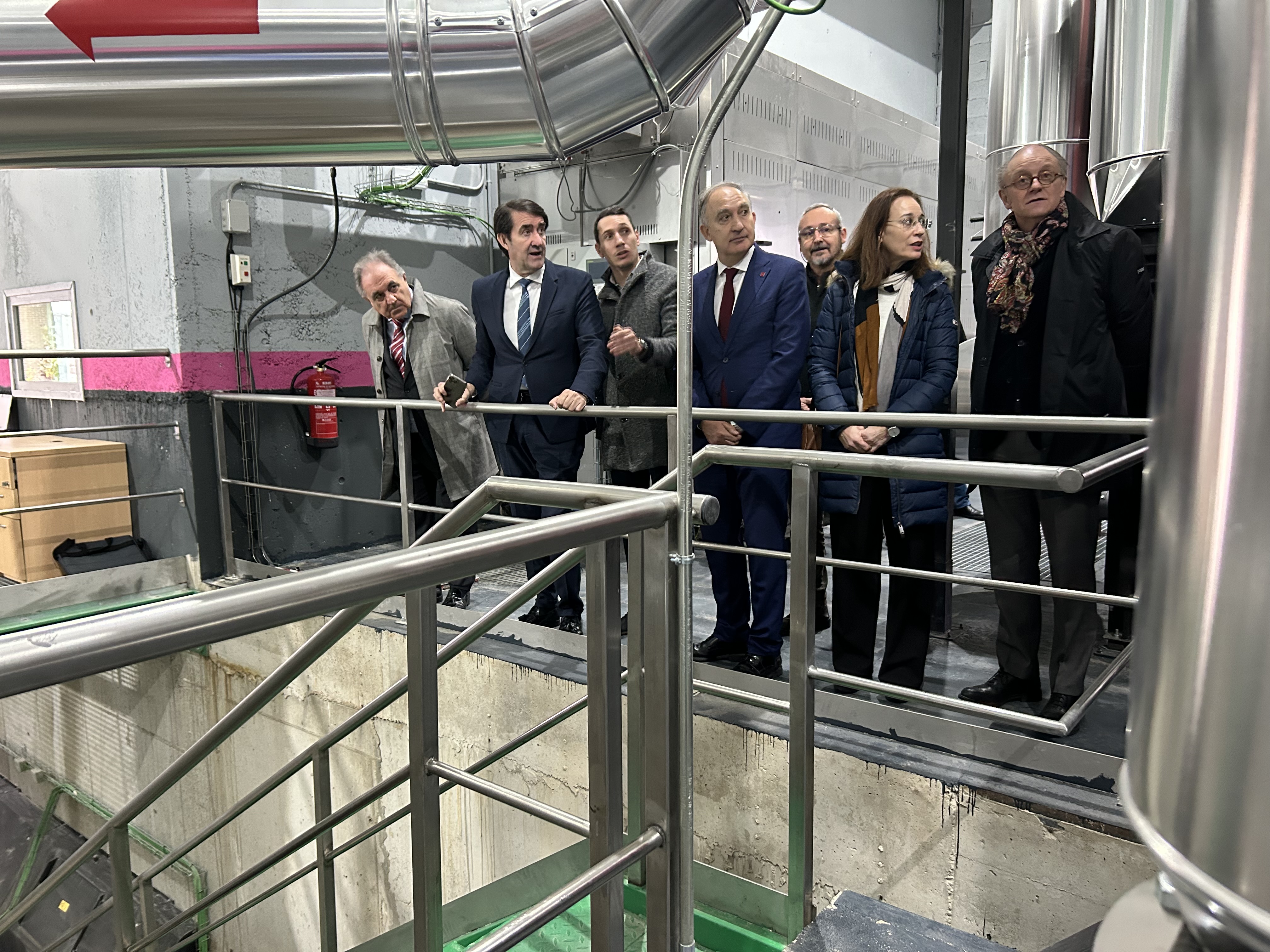 El rector de la Universidad de Valladolid, Antonio Largo, y el consejero de Medio Ambiente, Juan Carlos Suárez-Quiñones, han inaugurado oficialmente este martes, 20 de diciembre, la red de calor con biomasa en el Campus de Palencia