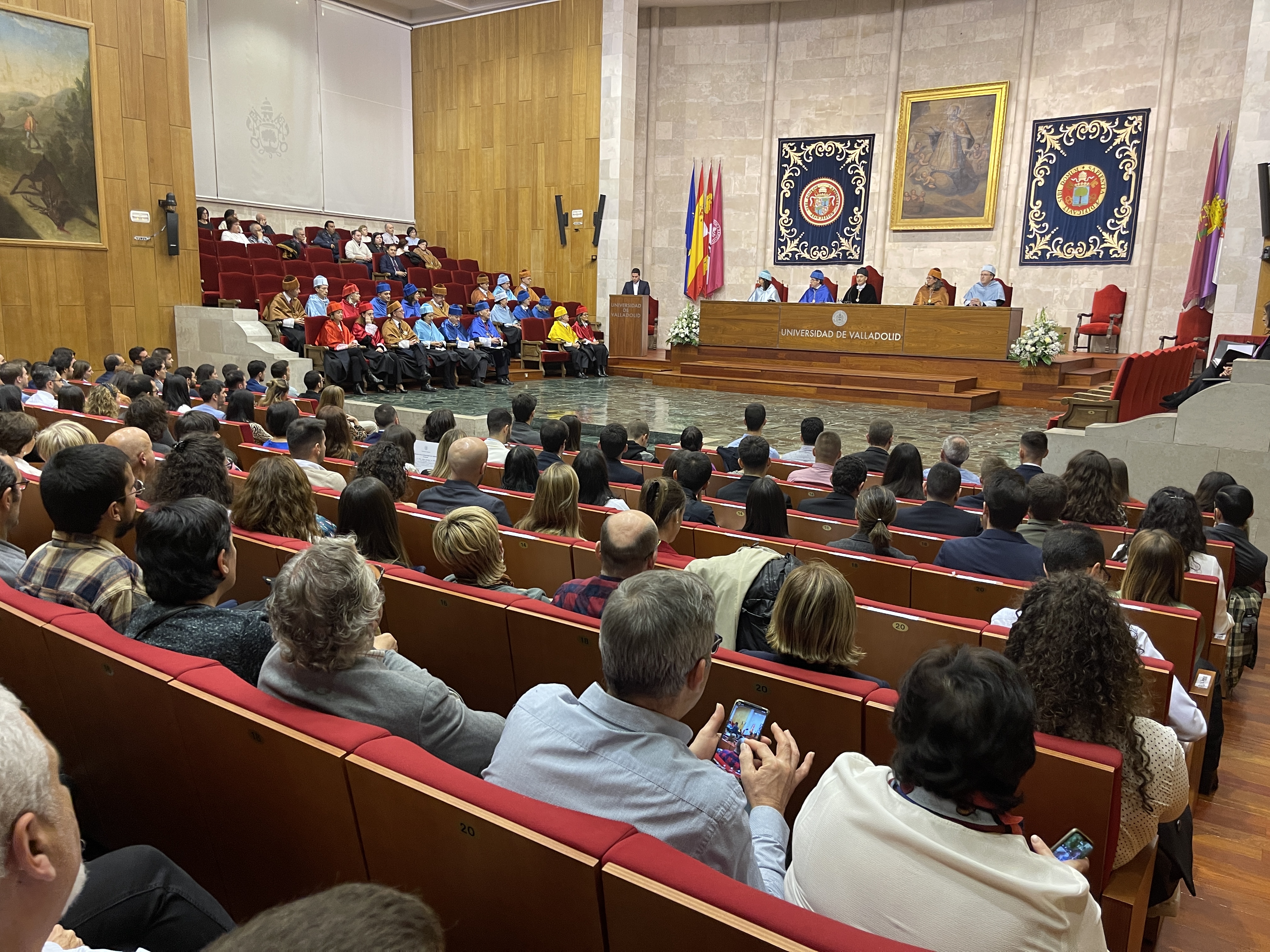 Durante la intervención de David Cuervo Rdoríguez, en nombre de los Premios de Grado, en el Paraninfo de la UVa