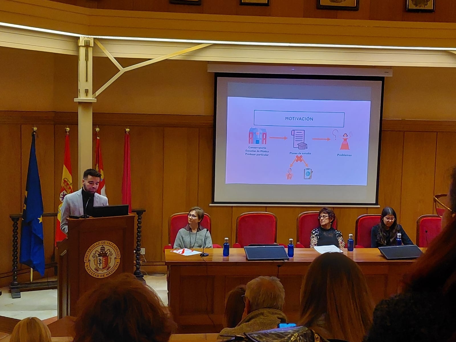 Víctor Mínguez Velasco, durante la presentación del libro en la Facultad de Medicina. A su derecha, Natividad García, profesora del Departamento de Anatomía y Radiología