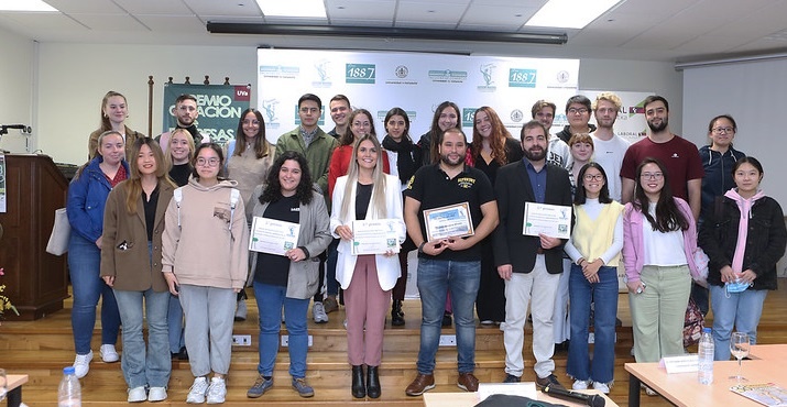 Foto de los premiados, participantes y autoridades, en el acto celebrado el viernes, 21 de octubre, en la Facultad de Comercio