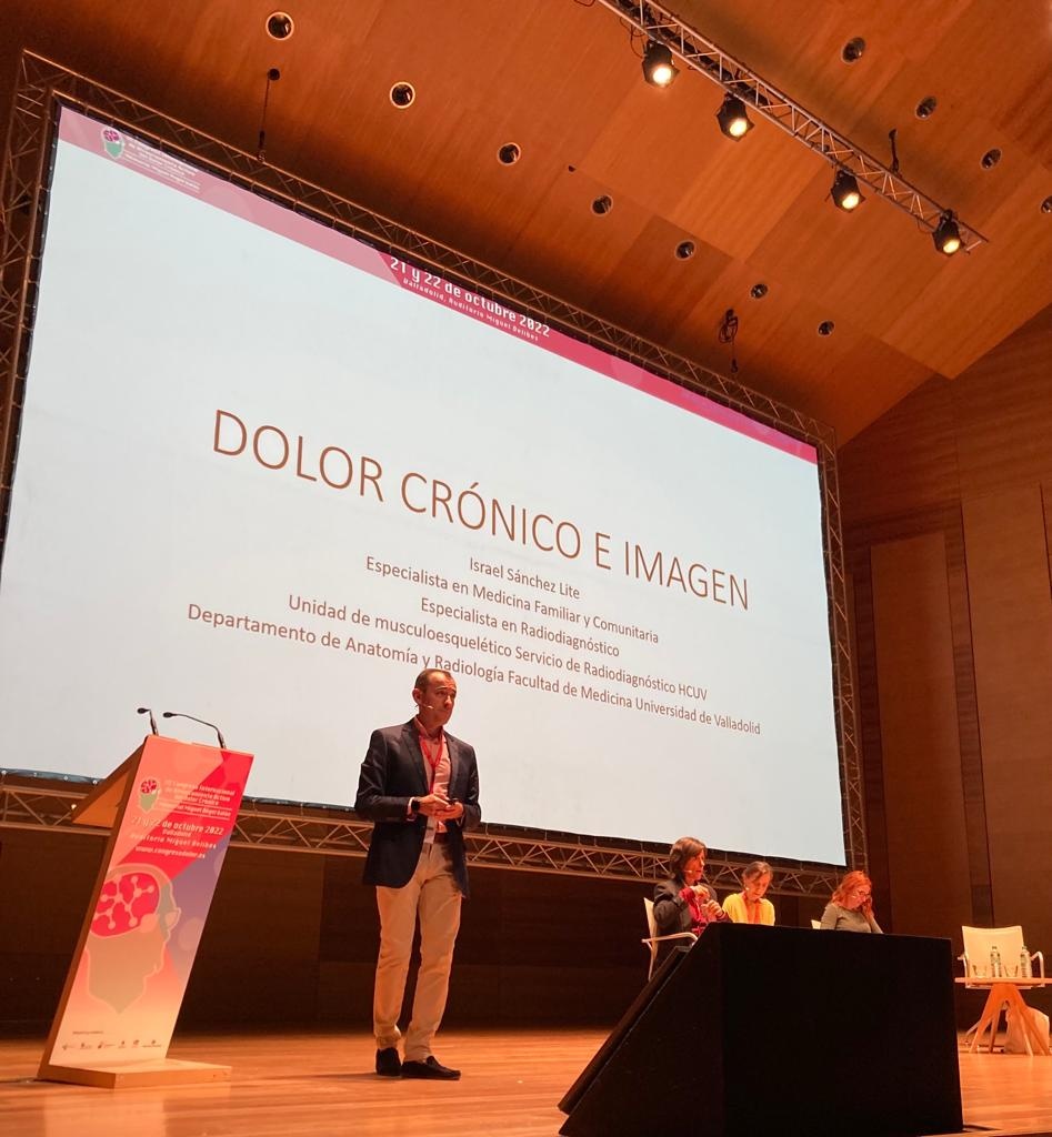 Israel Sánchez Lite, profesor del Departamento de Anatomía y Radiología de la Facultad de Medicina de la UVa, durante su intervención en el congreso