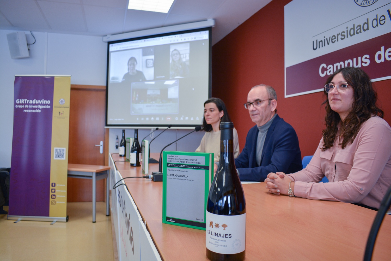 Momento de la presentación del libro, con María Pascual Cabrerizo e Inés González Aguilar, autoras de sendos capíutlos y el editor del libro, Miguel Ibáñez Rodríguez