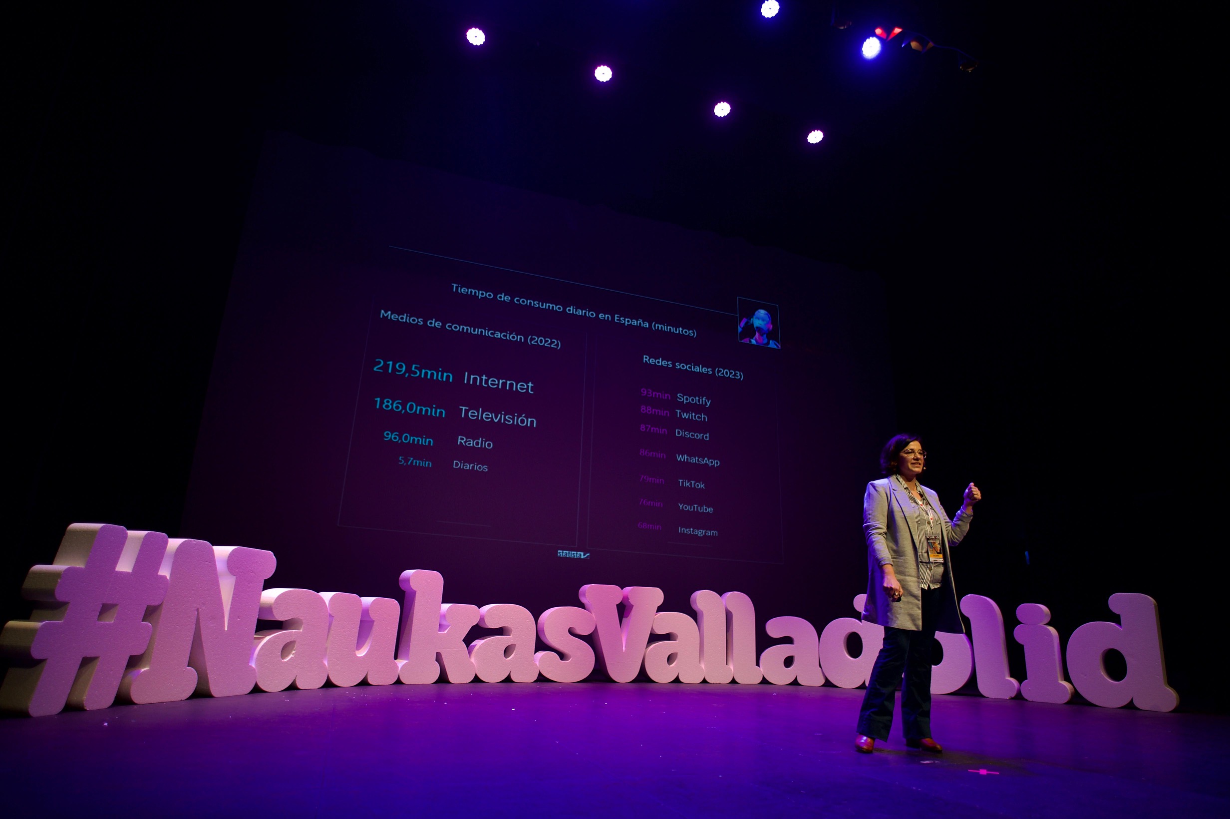 La investigadora de la Facultad de Filosofía y Letras, Eva Campos, hizo un repaso sobre la situación actual de la comunicación política y la influencia de los bots en la misma