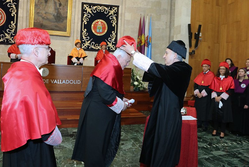Momento de la imposición del Honoris Causa por parte del rector