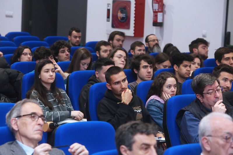 Estudiantes durante el Encuentro sobre Fronteras de la Ciencia