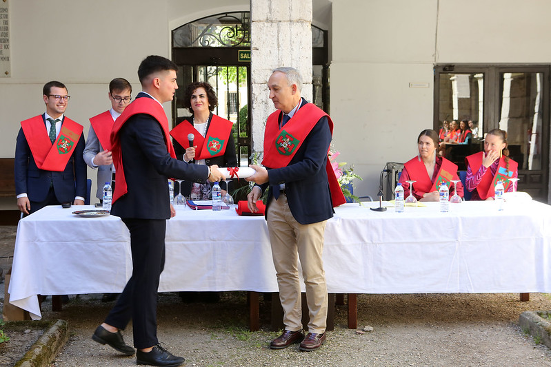El rector entrega el Premio "Víctor Verde" a Enrique Iglesias Cabeza