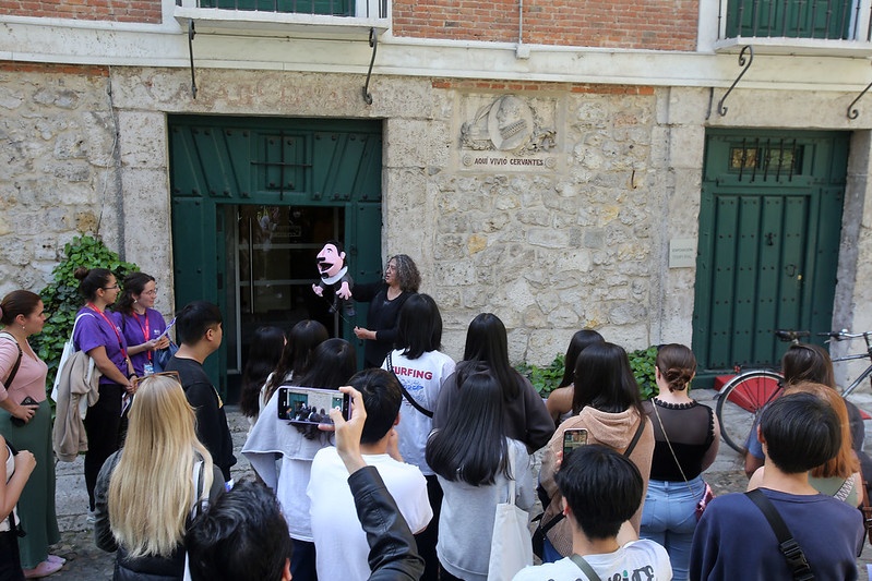Visita guiada organizada por el equipo RIUL y parada en la Casa Cervantes de valladolid