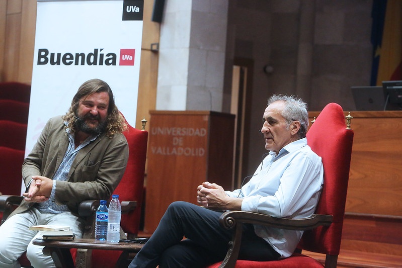 El escritor Jacobo Bergareche (izquierda) conversa con Pedro Luis Fuertes, fundados de "El Bar"