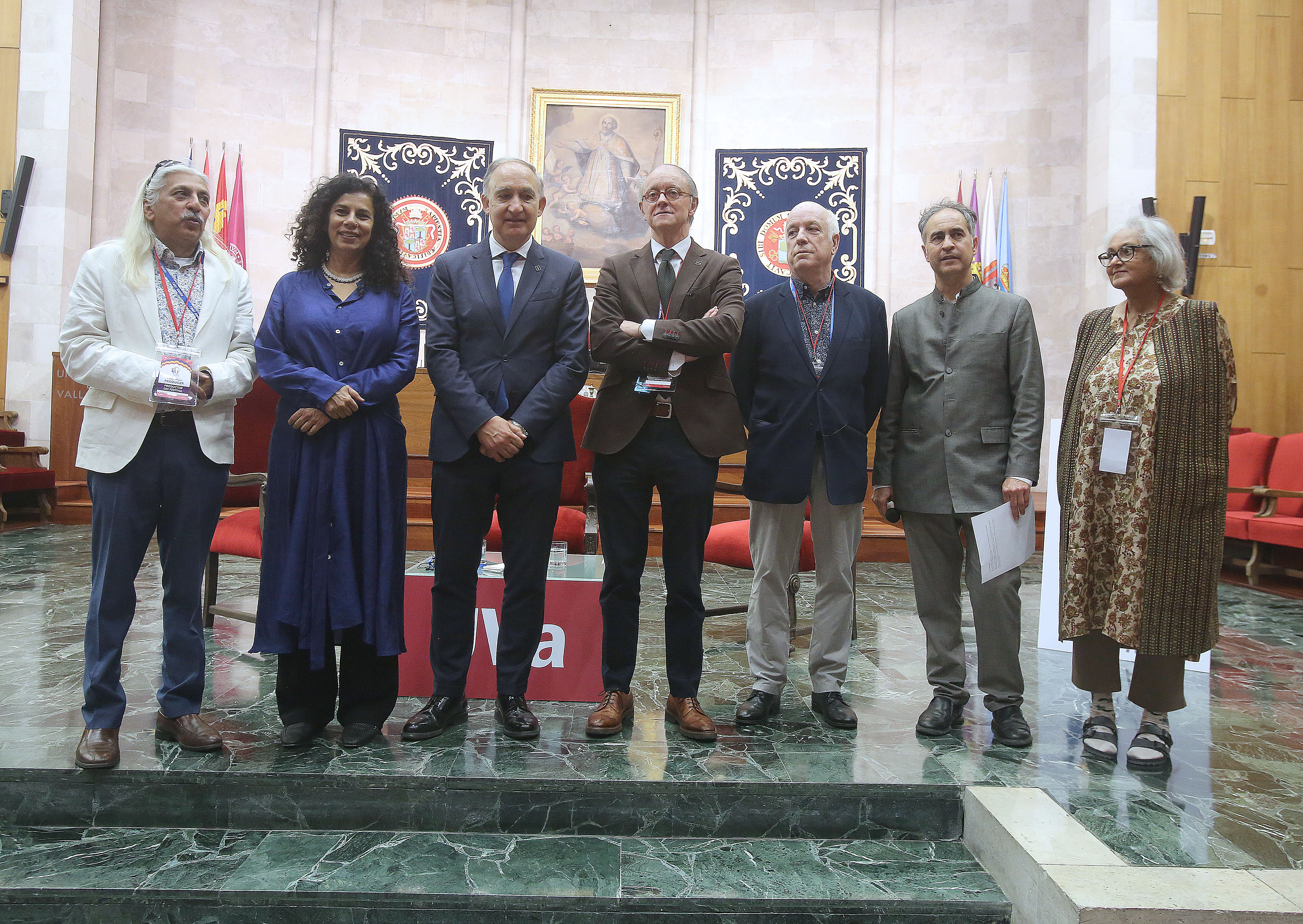 Participantes de la mesa redonda junto al Rector de la UVa, Antonio Largo, y al moderador, Julio Grijalba, en el Paraninfo de la Universidad