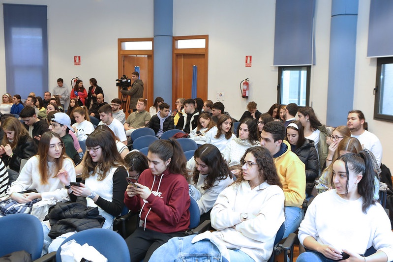 Estudiantes de Periodismo durante el encuentro con la periodista