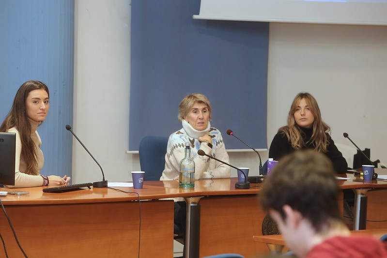 Momento de la conferencia de Paloma del Río
