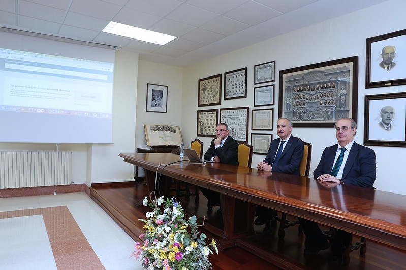 Pedro Fuertes, coordinador del proyecto, junto al rector y el decano de la Facultad de Comercio, durante la presentación del diccionario