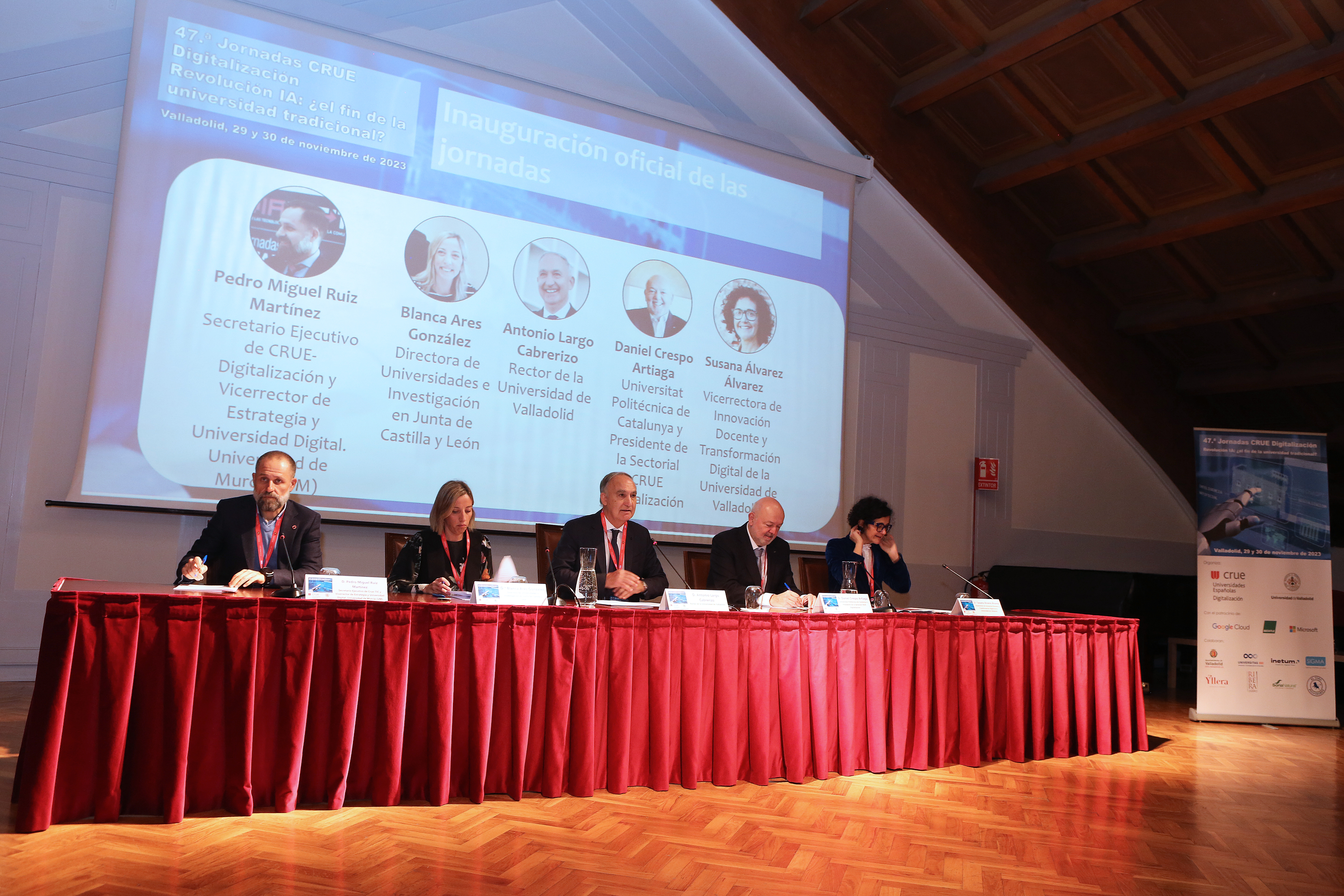 La mesa inaugural de las jornadas ha contado con la presencia de (izquierda a derecha): Pedro Miguel Ruiz (secretario ejecutivo de CRUE Digitalización), Blanca Ares (directora de Universidades e Investigación en la JCyL), Antonio Largo (rector de la UVa), Daniel Crespo (presidente de la Sectorial de CRUE Digitalización) y Susana Álvarez (Vicerrectora de Innovación Docente y Transformación Digital de la UVa)