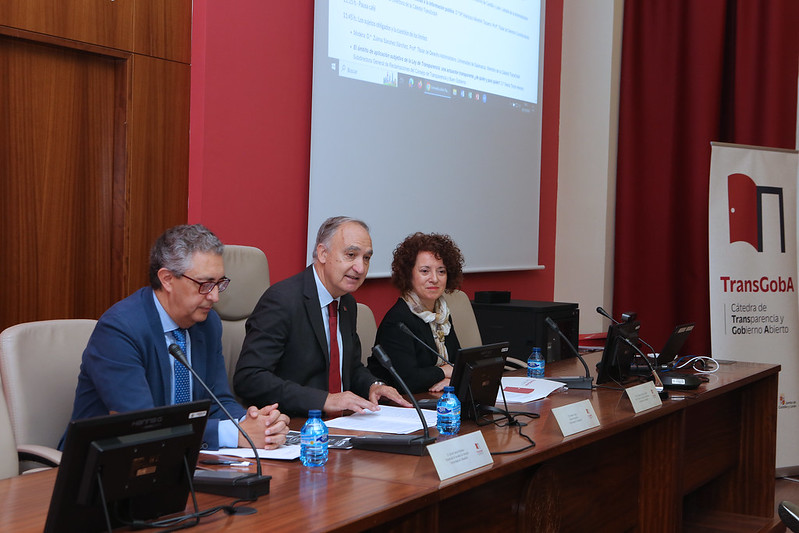 De izquierda a derecha. El decano de la Facultad de Derecho, Javier García ; el rector, Antonio Largo , y la directora de la Cátedra, Arancha Moretón.