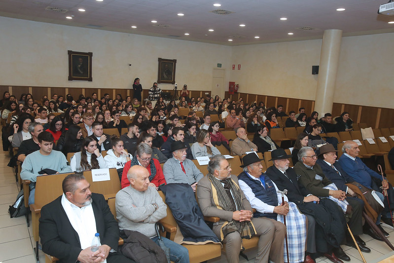 Público asistente a la jornada, entre los que se encontraban estudiantes y miembros del colectivo gitano