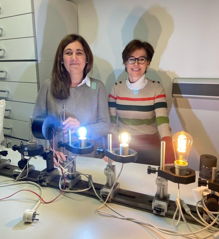 A la izquierda la profesora Beatriz Martínez Matesanz y a la derecha Isabel Arranz de la Fuente