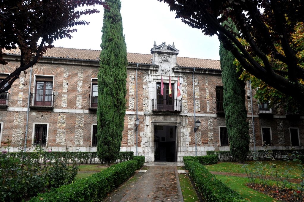 Colegio Mayor Santa Cruz con sedes en la Calle Cardenal Mendoza y en la Calle Real de Burgos
