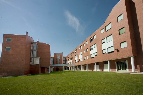 Apartamentos Cardenal Mendoza situados en la parte trasera del Campus Miguel Delibes