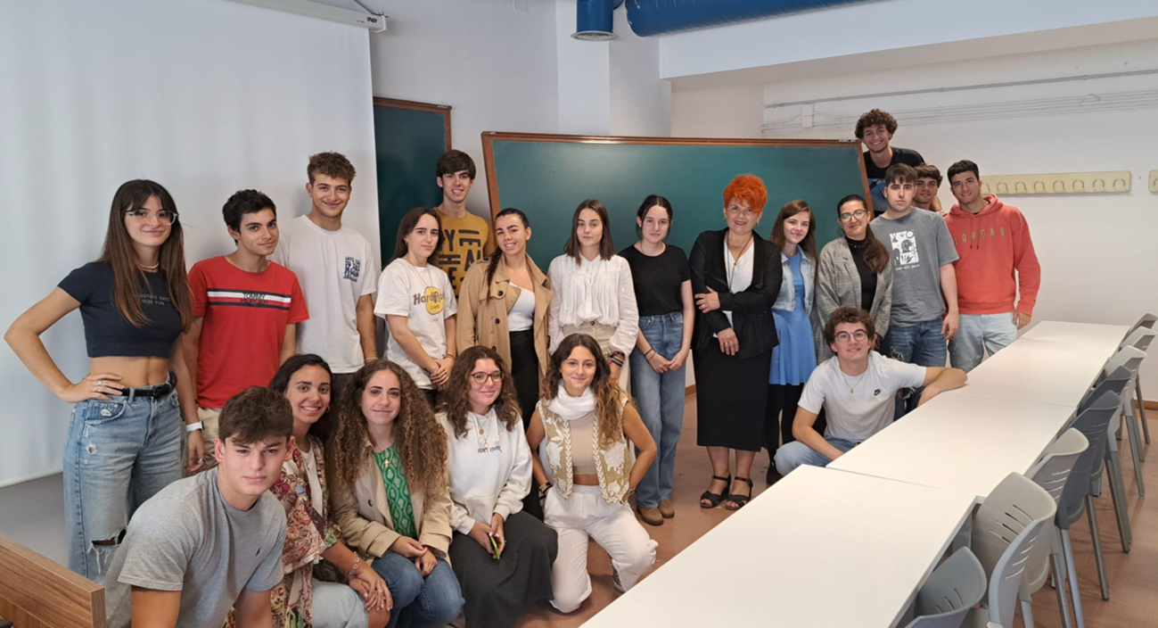 Alumnado del proyecto piloto de docencia bilingüe en el grado de ADE junto a la profesora Anita Proszowska (AGH University of Krakow).