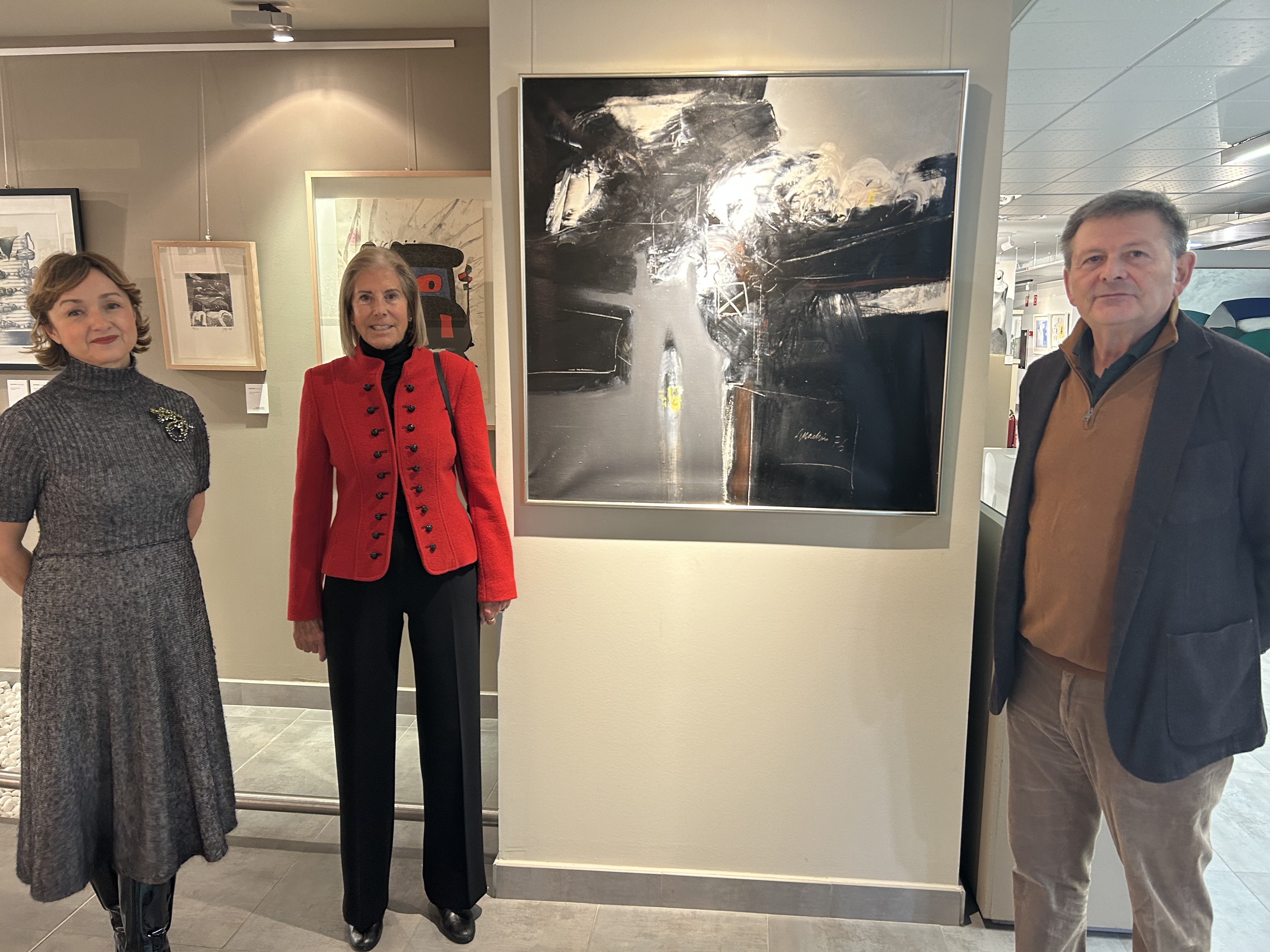 De izquierda a derecha: Carmen Vaquero, Helena Calvín y Fernando Díez-Pinés, junto a una de las obras donadas,  de Antonio Machón