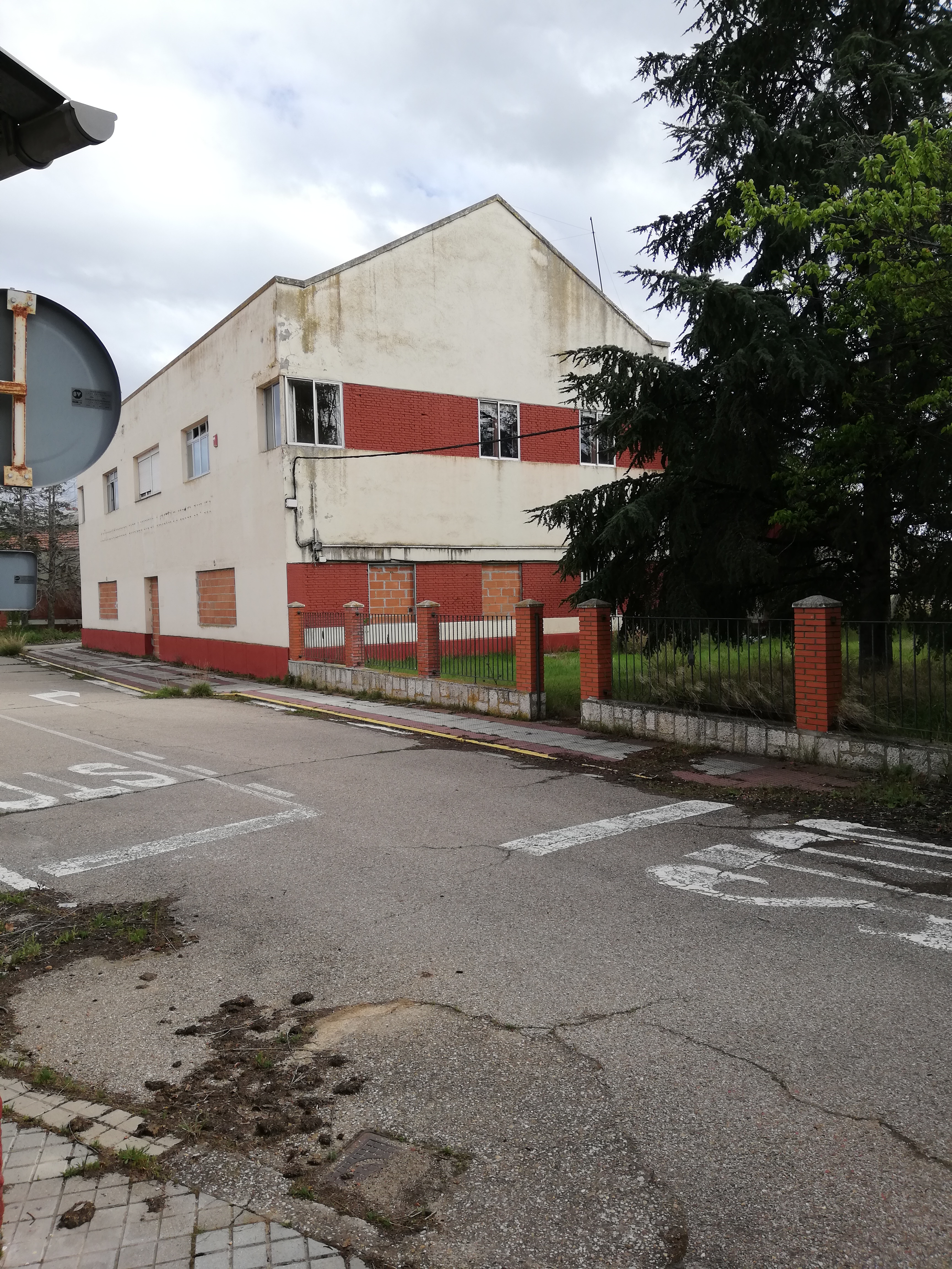 Vista desde el exterior de los espacios internos vacíos del antiguo Acuartelamiento de La Rubia. Autor: Federico Camerin (2022)