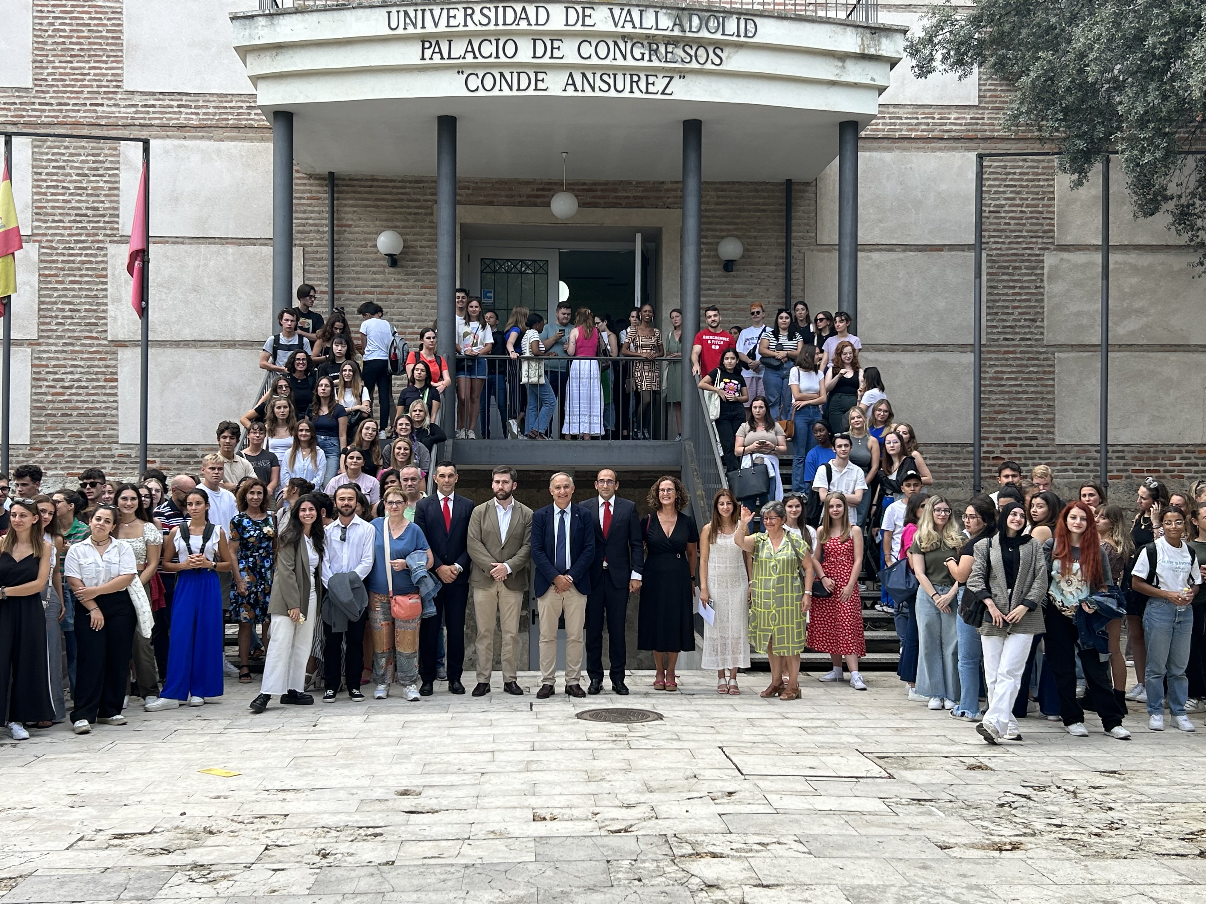 Foto de familia de los estudiantes, junto al rector y resto de autoridades, antes del inicio del acto institucional en el Palacio de Congresos "Conde Ansúrez"
