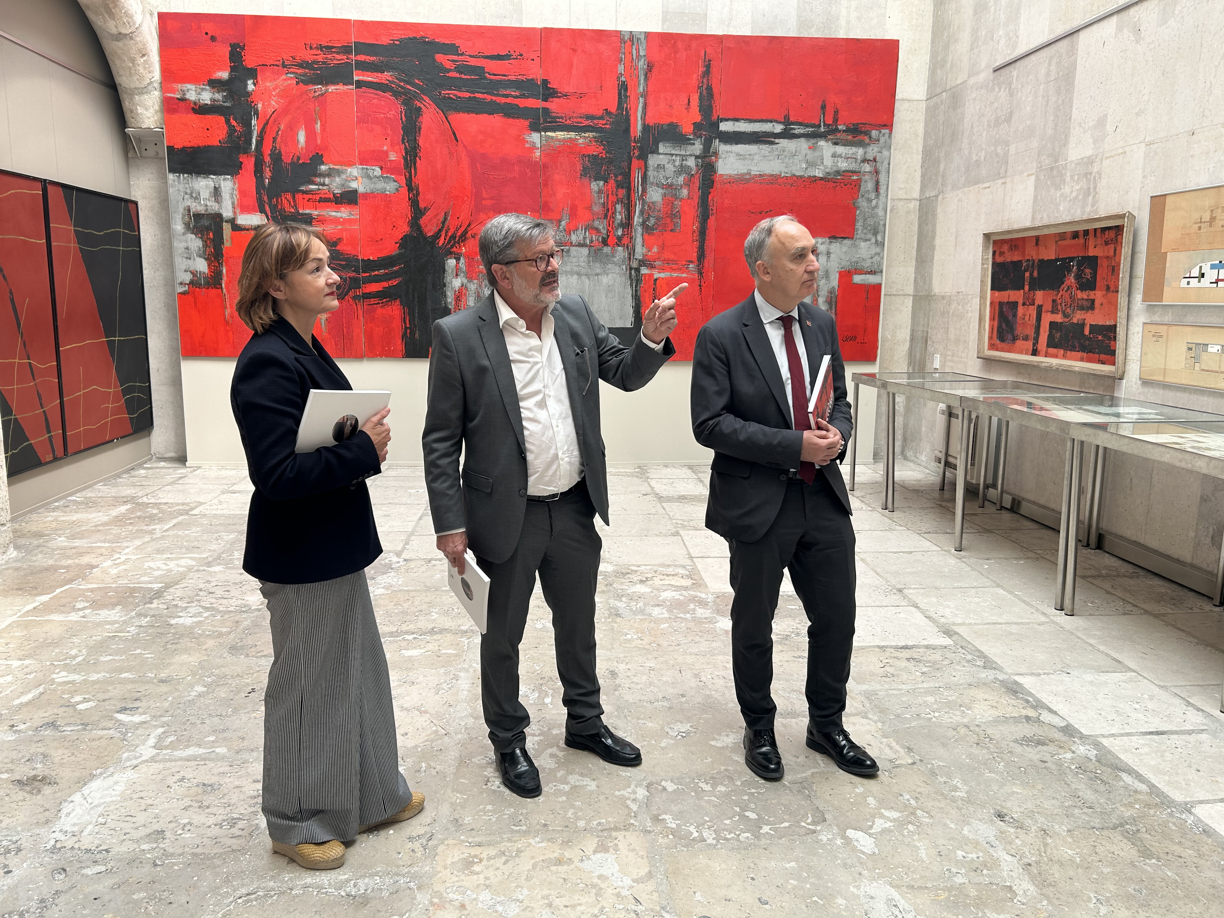 Title El MUVa inaugura una exposición del arquitecto y pintor Francisco Lázaro Cabrera Carral Subtitulo La muestra recoge las once obras donadas por la familia del artista, fallecido en 2021 Subtitulo Se podrá ver del 4 de mayo al 7 de septiembre en el edificio Rector Tejerina (Plaza de Santa Cruz) en día laborables de lunes a viernes, de 11 a 14 horas y de 17,30 a 20,30 horas Categoria_ramas ramas/cultural/ Cultural Categoria_localizacion localizacion/valladolid/ Campus de Valladolid Categoria_tipo tipo/interes_humano/ Interes humano Fuente Gabinete de Comunicación de la UVa Lugar Valladolid Fecha 04/05/2023 12:25 PM Tipo ImagenDestacada /_imagenes/IMG_0709.JPG IMG_0709 Dimensiones:	4032 x 3024 Descripción:	Imagen Último cambio hecho por:	e34090723p Fecha de última modificación:	04-may-2023 12:28:48 Destinatarios TitularOrientado Entradilla  Cuerpo  Ladillo  NestedImagen Recuadro  NestedElementos NestedImagen URIImage  /_imagenes/IMG_0709.JPG IMG_0709 Dimensiones:	4032 x 3024 Descripción:	Imagen Último cambio hecho por:	e34090723p Fecha de última modificación:	04-may-2023 12:28:48 Foot Carmen Vaquero (vicerrectora), Fernando Díaz-Pinés (director MUVA) y Antonio Largo (rector), en la exposición de Francisco Lázaro
